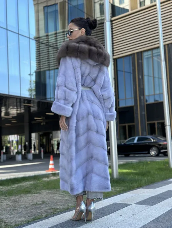 Удлиненная голубая норковая шуба с капюшоном из куницы
