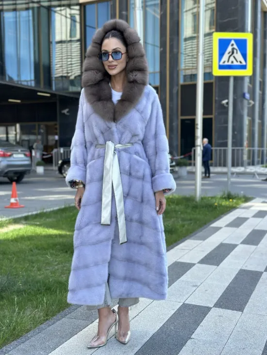 Удлиненная голубая норковая шуба с капюшоном из куницы