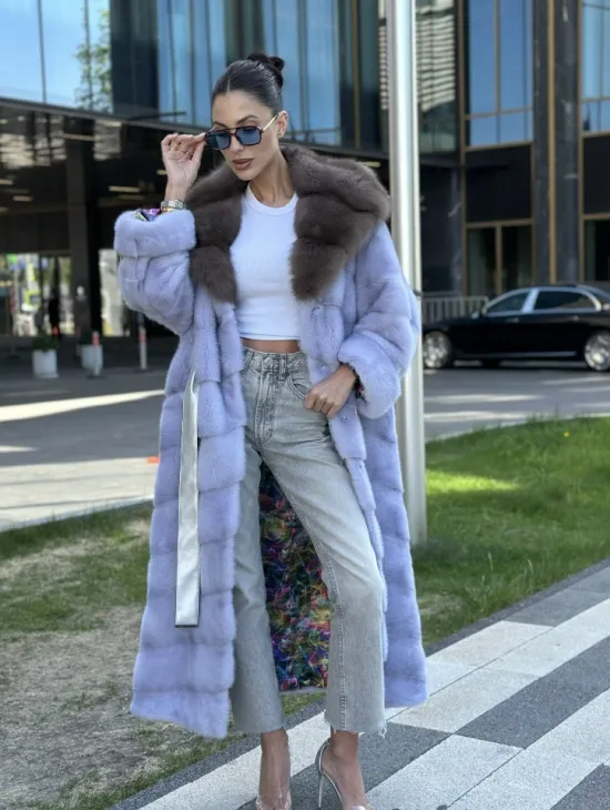 Удлиненная голубая норковая шуба с капюшоном из куницы