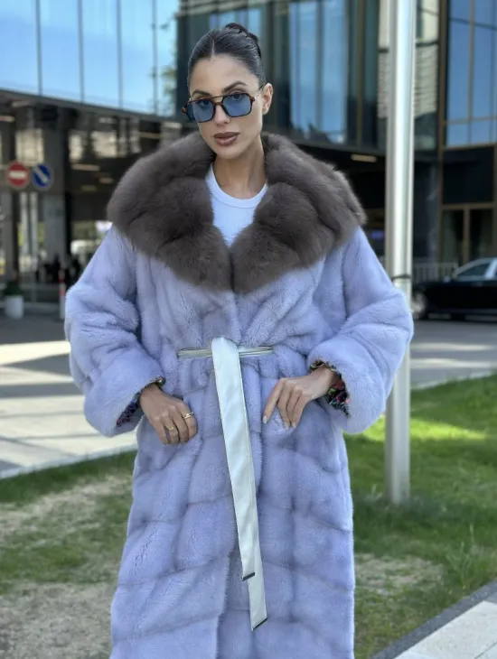 Удлиненная голубая норковая шуба с капюшоном из куницы