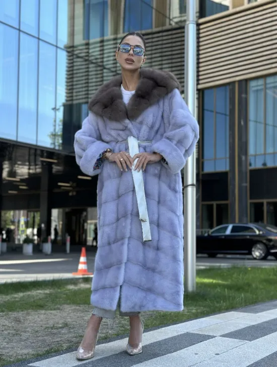 Удлиненная голубая норковая шуба с капюшоном из куницы