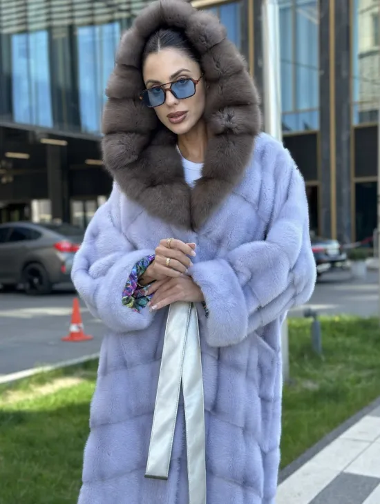 Удлиненная голубая норковая шуба с капюшоном из куницы