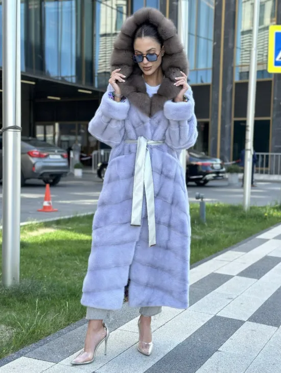 Удлиненная голубая норковая шуба с капюшоном из куницы