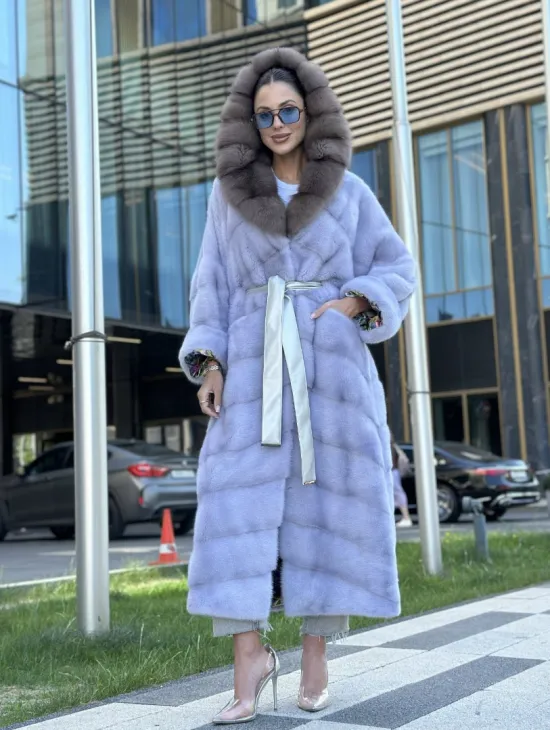 Удлиненная голубая норковая шуба с капюшоном из куницы