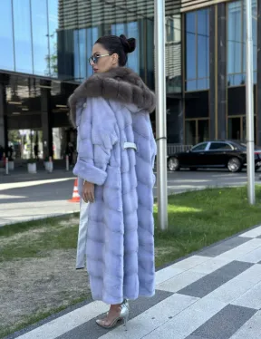Удлиненная голубая норковая шуба с капюшоном из куницы