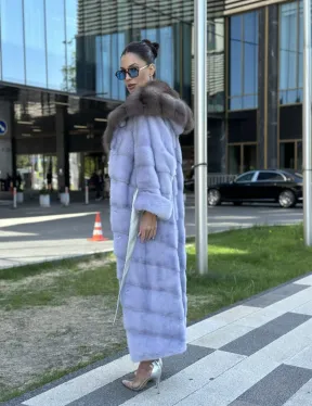 Удлиненная голубая норковая шуба с капюшоном из куницы