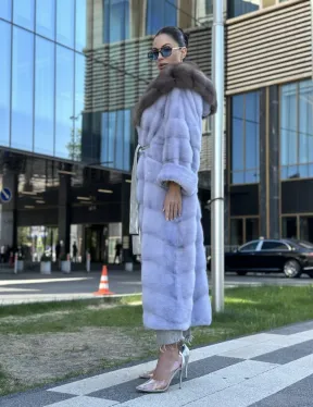 Удлиненная голубая норковая шуба с капюшоном из куницы