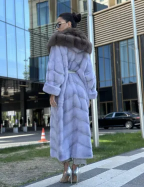 Удлиненная голубая норковая шуба с капюшоном из куницы