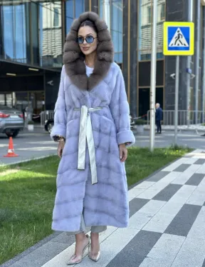 Удлиненная голубая норковая шуба с капюшоном из куницы