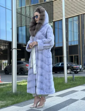 Удлиненная голубая норковая шуба с капюшоном из куницы