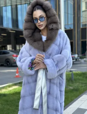 Удлиненная голубая норковая шуба с капюшоном из куницы