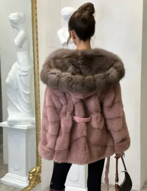 Норковое пончо с капюшоном из куницы в цвете пудра