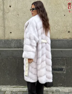 Белая норковая шуба с английским воротником