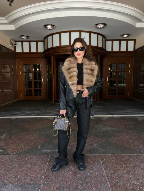 Кожаная куртка под рептилию с воротником из меха куницы