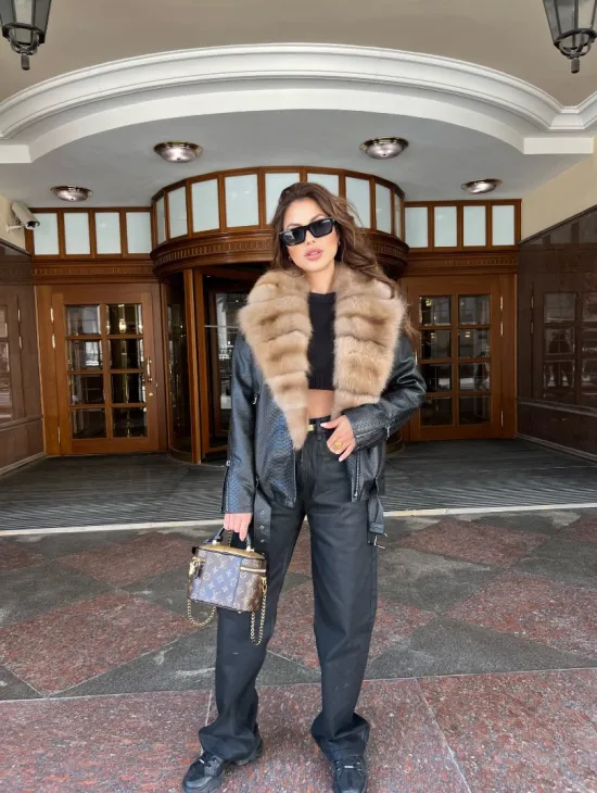 Кожаная куртка под рептилию с воротником из меха куницы
