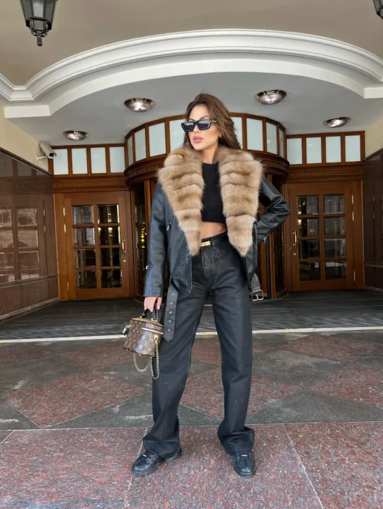Кожаная куртка под рептилию с воротником из меха куницы