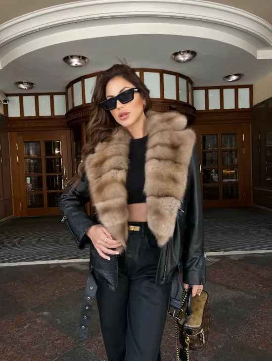 Кожаная куртка под рептилию с воротником из меха куницы
