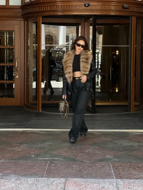 Кожаная куртка под рептилию с воротником из меха куницы