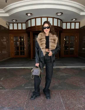 Кожаная куртка под рептилию с воротником из меха куницы