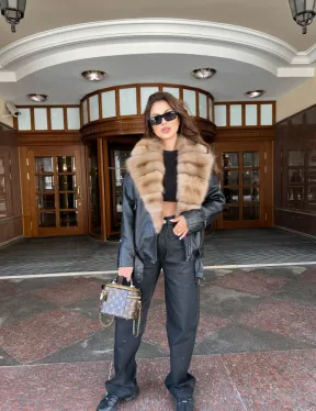 Кожаная куртка под рептилию с воротником из меха куницы