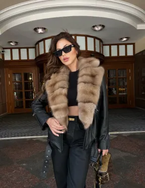 Кожаная куртка под рептилию с воротником из меха куницы
