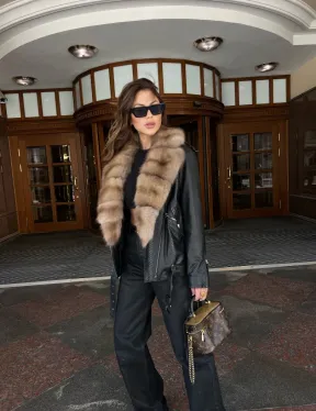 Кожаная куртка под рептилию с воротником из меха куницы