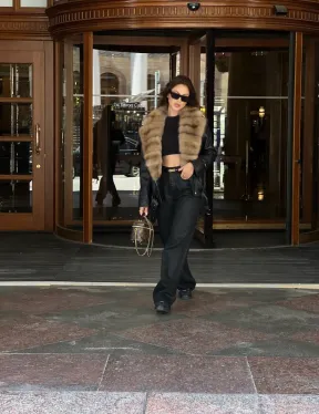 Кожаная куртка под рептилию с воротником из меха куницы