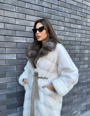 Длинная норковая шуба в белом цвете с воротником из куницы