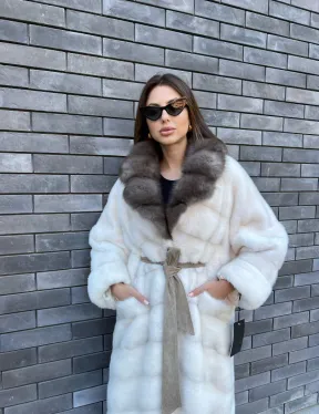 Длинная норковая шуба в белом цвете с воротником из куницы