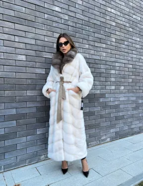 Длинная норковая шуба в белом цвете с воротником из куницы