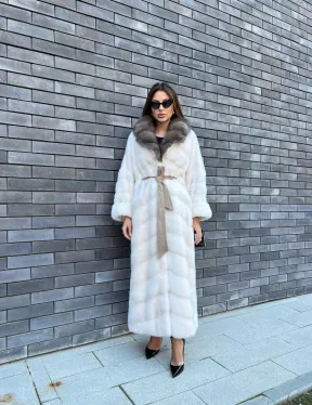 Длинная норковая шуба в белом цвете с воротником из куницы