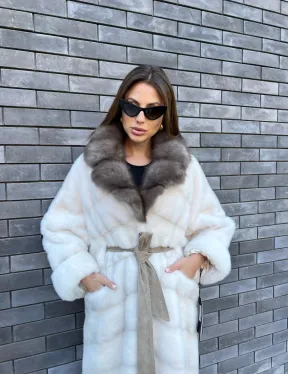 Длинная норковая шуба в белом цвете с воротником из куницы