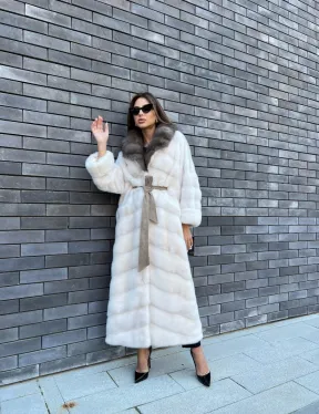 Длинная норковая шуба в белом цвете с воротником из куницы