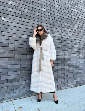 Длинная норковая шуба в белом цвете с воротником из куницы