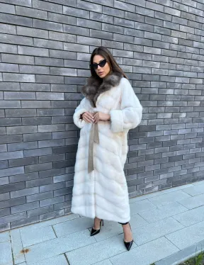 Длинная норковая шуба в белом цвете с воротником из куницы