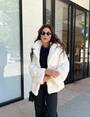 Белая короткая норковая шуба