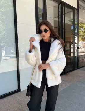 Белая короткая норковая шуба