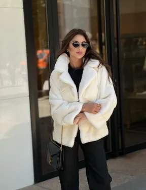 Белая короткая норковая шуба