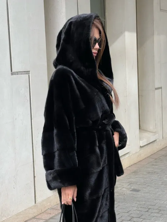 Шуба из норки Velvet с капюшоном в черном цвете