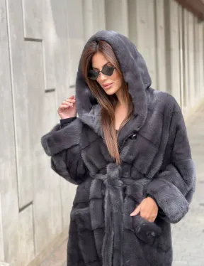Удлиненная норковая шуба с капюшоном в цвете графит