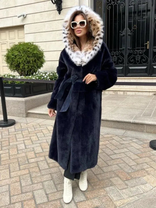 Шуба из аукционной норки с капюшоном из меха рыси