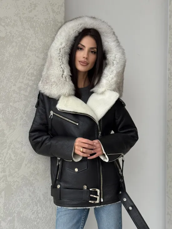 Черная куртка дубленка с капюшоном