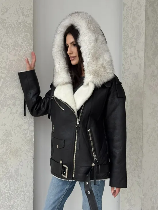 Черная куртка дубленка с капюшоном