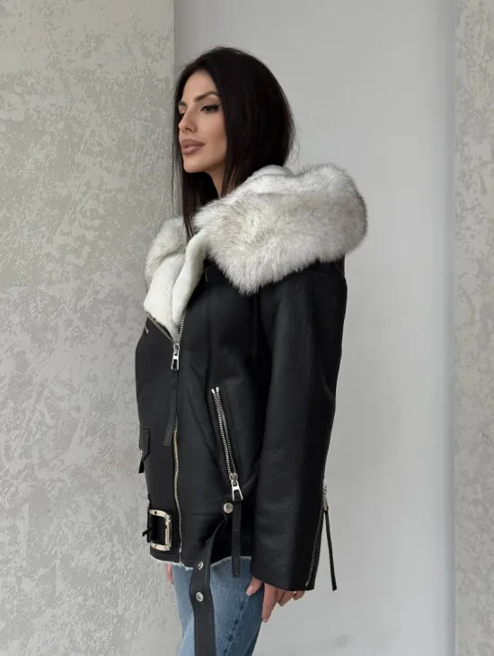 Черная куртка дубленка с капюшоном