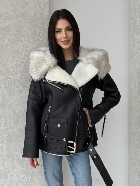 Черная куртка дубленка с капюшоном