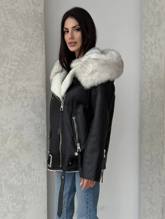 Черная куртка дубленка с капюшоном