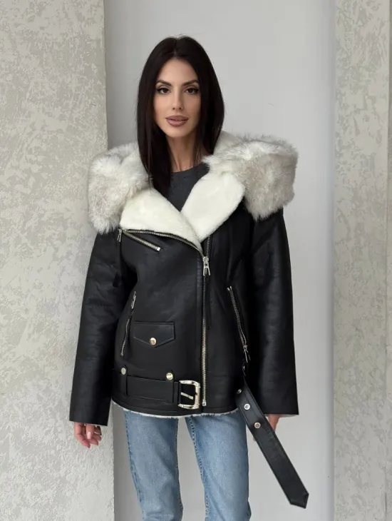 Черная куртка дубленка с капюшоном