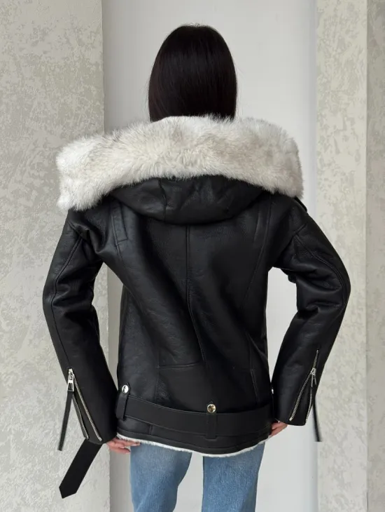 Черная куртка дубленка с капюшоном