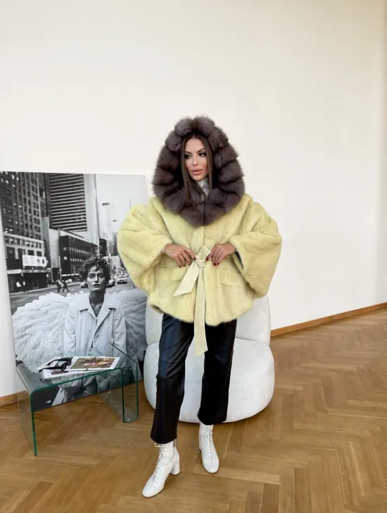 Норковое пончо с капюшоном из меха куницы