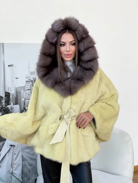 Норковое пончо с капюшоном из меха куницы
